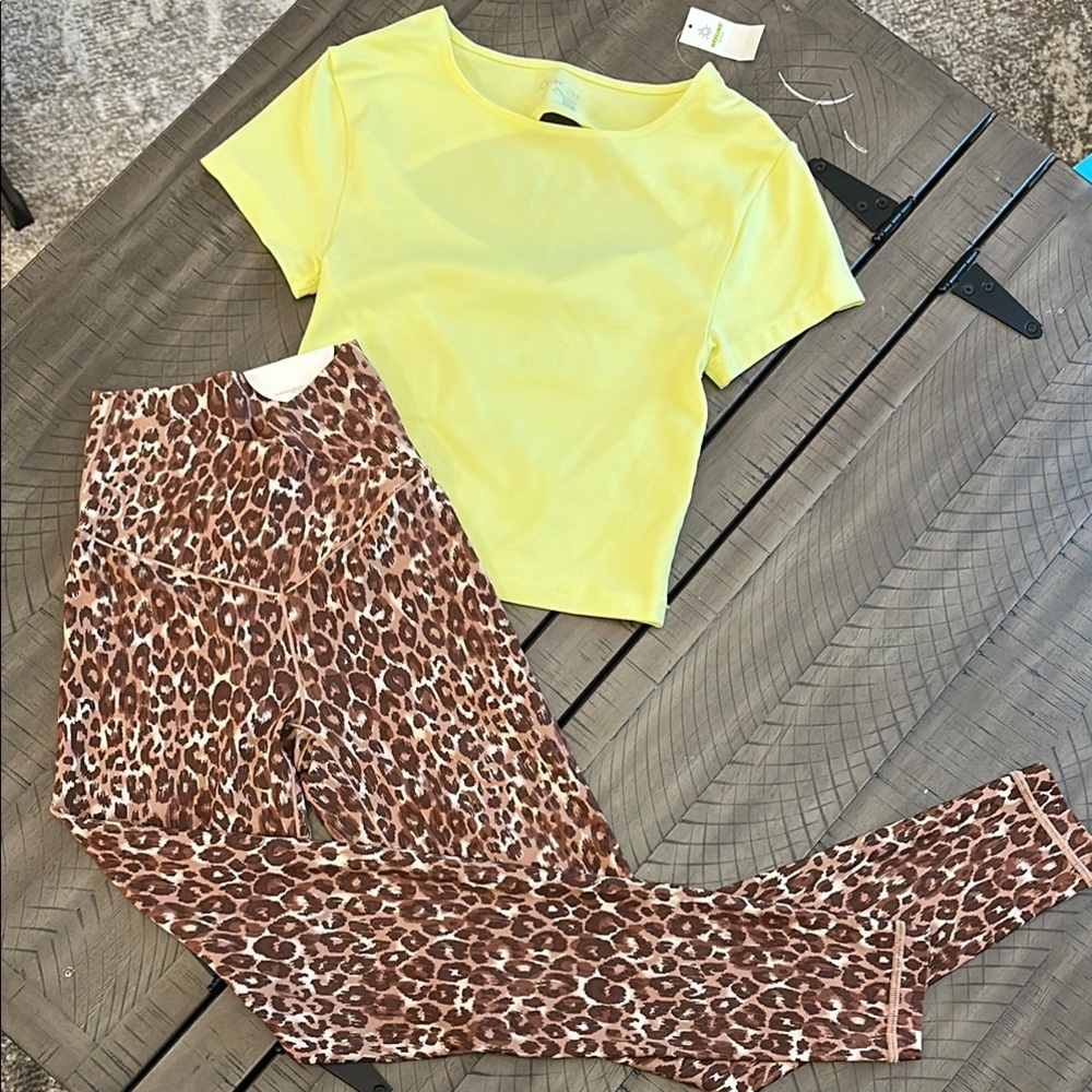 Aerie Set Yellow Short Sleeve Tee Vibrant Fitted Design Leopard Leggings